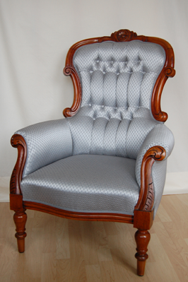 Copyright: Polsterei Kornelia Riehl, Köln Knopfheftung